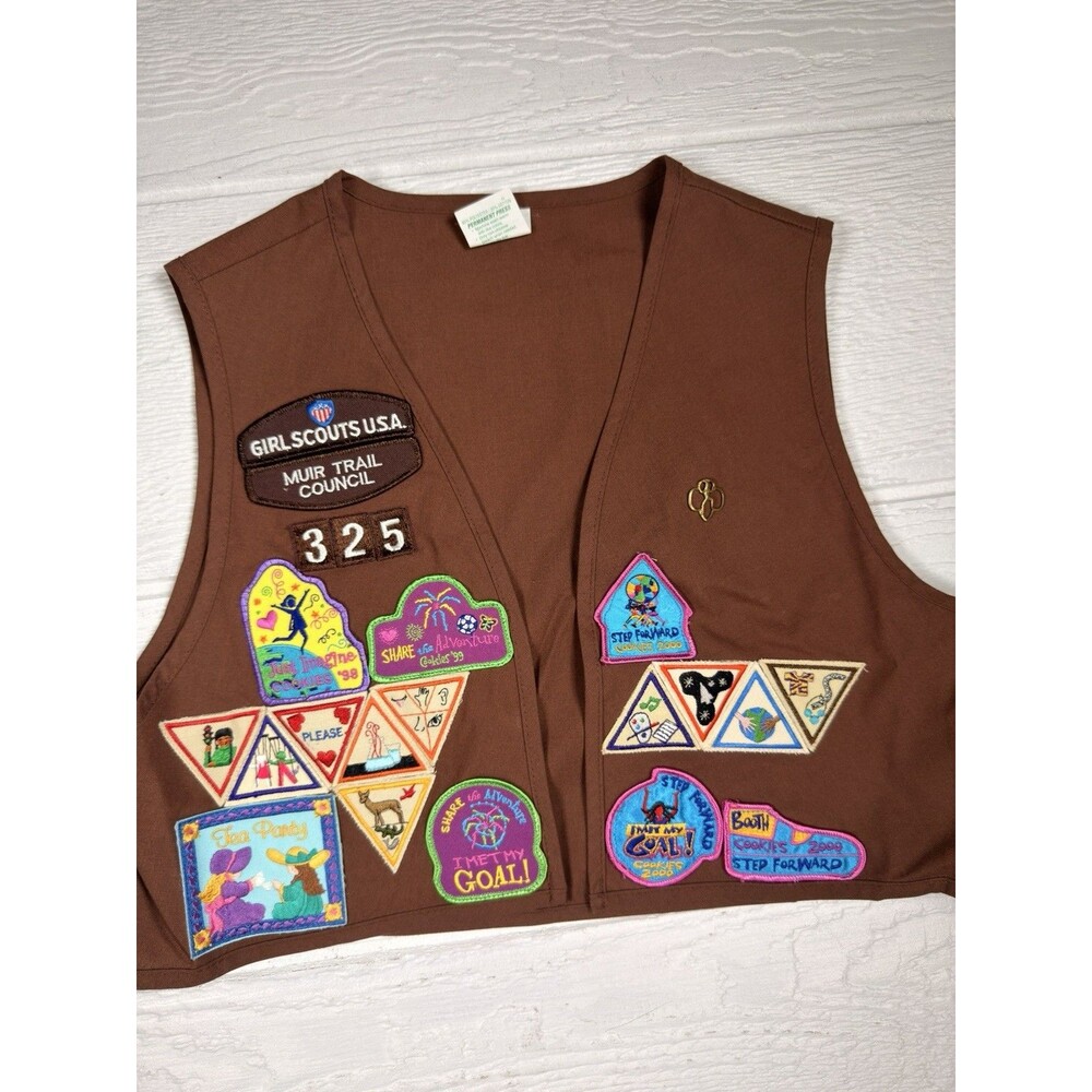 Vintage Girl Scouts Brownie Uniform Set Vest Shirt Shorts Muir Trail USA Patches - Picture 3 of 16